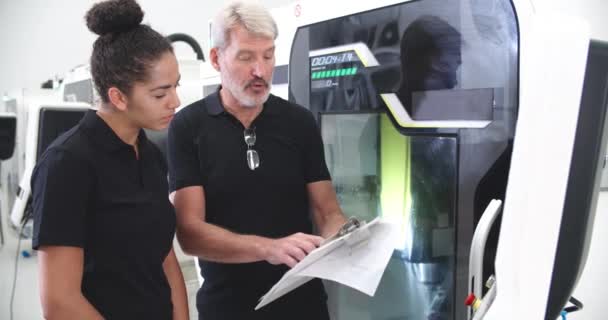 Aprendiz femenina que trabaja con el ingeniero — Vídeo de stock