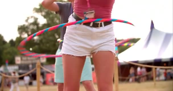 Mädchen hula-hooping auf einem Musikfestival — Stockvideo