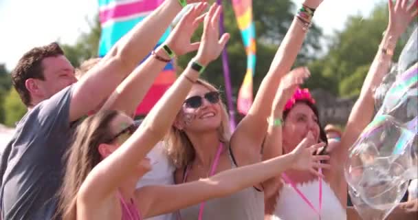 Amigos disfrutando de burbujas en un festival de música — Vídeos de Stock