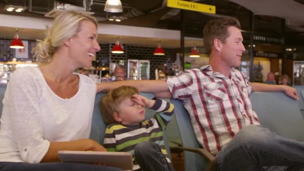 Οικογένεια σας περιμένει στο χώρο αναμονής του αεροδρομίου αναχώρησης — Αρχείο Βίντεο
