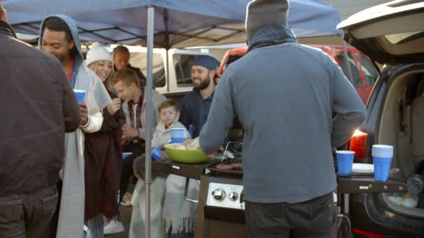 Los fanáticos de los deportes Tailgating en el estacionamiento — Vídeos de Stock