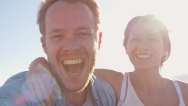 Sonriente pareja joven romántica — Vídeo de stock