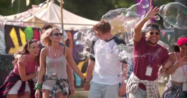 Amis marchant à travers les bulles — Video