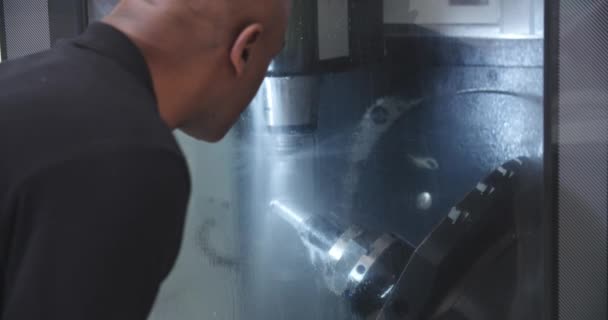 Maquinaria CNC de operación de ingeniero masculino — Vídeos de Stock