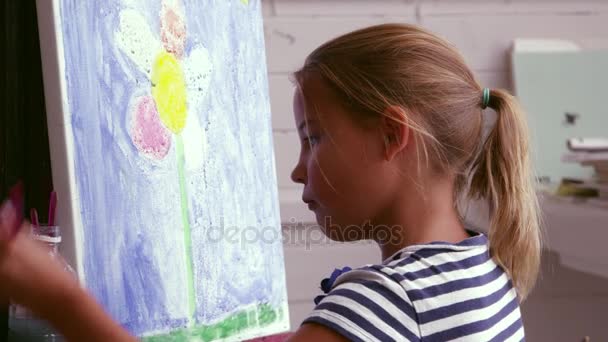 Молодая девушка работает над живописью — стоковое видео