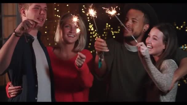 Teman pencahayaan sparklers — Stok Video