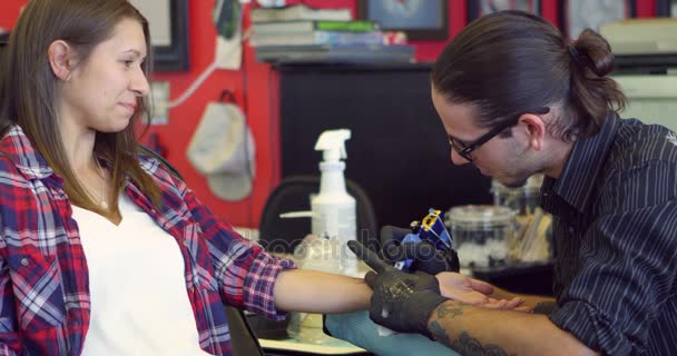 Женщина с татуировкой в гостиной — стоковое видео