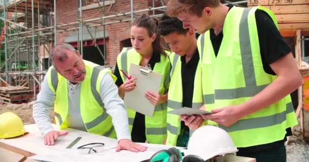 Byggaren på byggnadsplatsen diskuterar arbete — Stockvideo