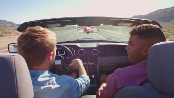 Twee mannen In converteerbare auto — Stockvideo