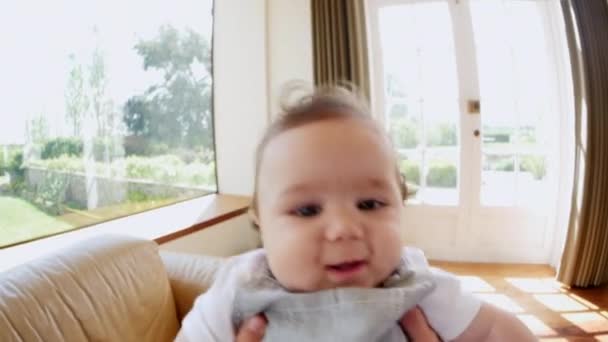 Anya játszik a baba fiú — Stock videók