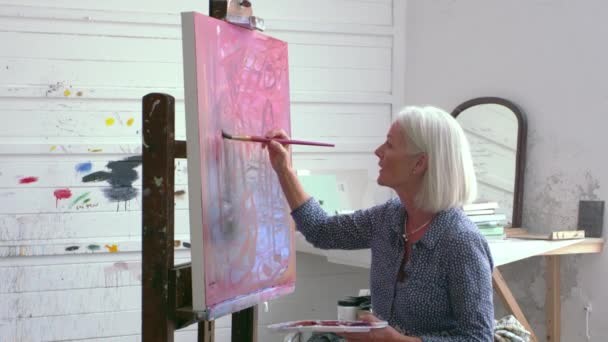 Художница, работающая над живописью — стоковое видео