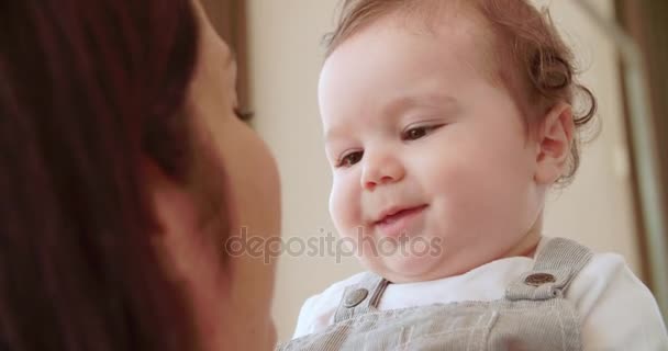 Madre jugando con bebé niño — Vídeos de Stock