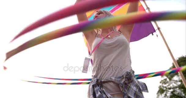 Dívka hula páskovací s dvěma obručemi — Stock video