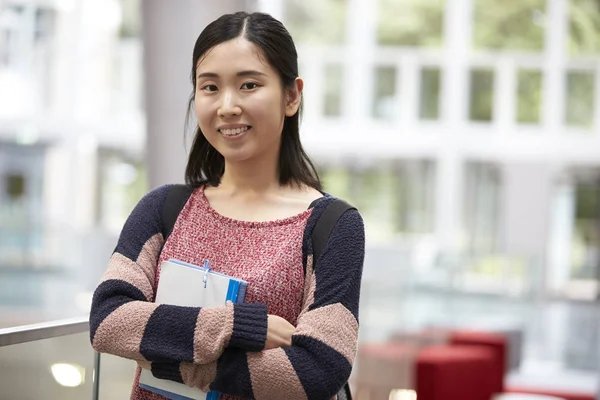 Asiatique étudiant dans un lobby universitaire — Photo