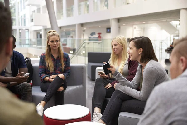 Studenter som träffas i foajén till universitet — Stockfoto