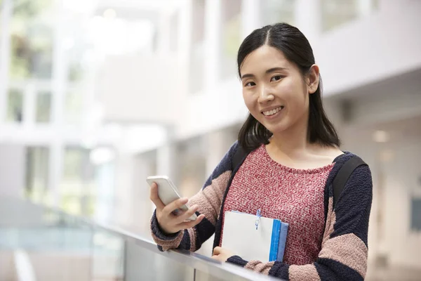 Étudiant utilisant un smartphone — Photo