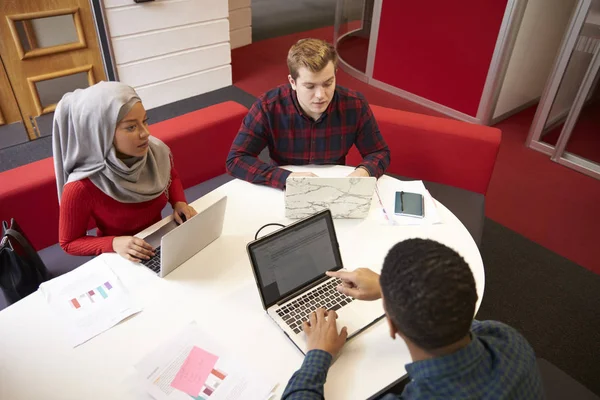 Gruppe von Studenten arbeitet an Projekt — Stockfoto