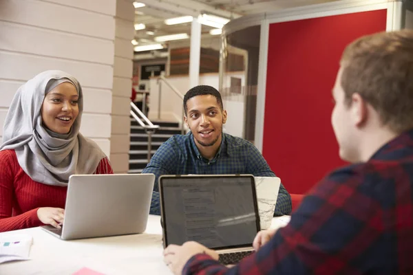 Groep studenten samen te werken aan het Project — Stockfoto