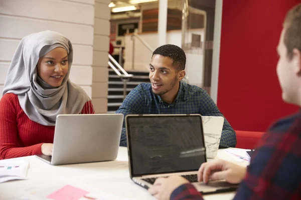 Groep studenten samen te werken aan het Project — Stockfoto