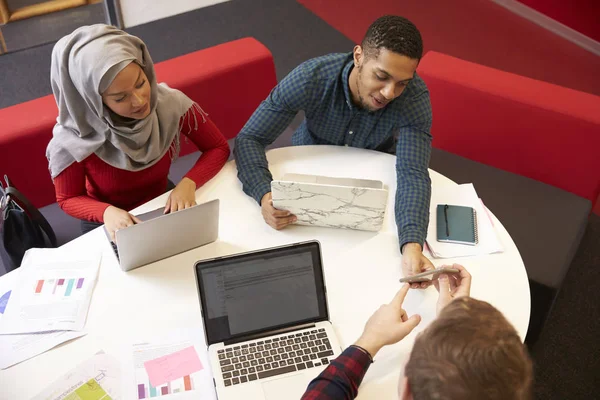 Groep studenten samen te werken aan het Project — Stockfoto