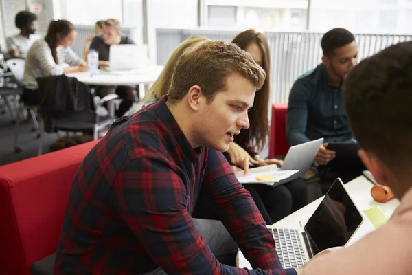 Groep studenten samen te werken aan het Project — Stockfoto