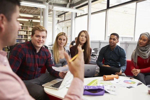 Grupa studentów, współpracy nad projektem — Zdjęcie stockowe