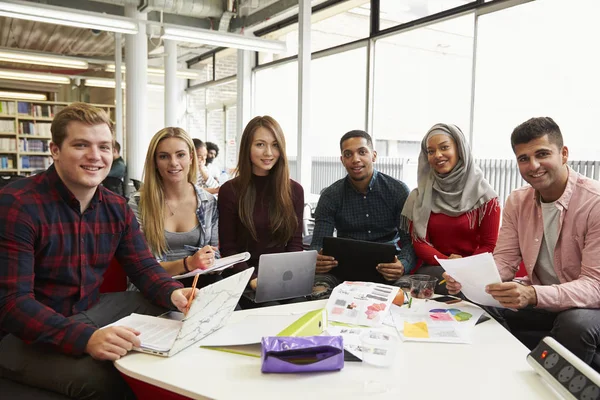 Grupo de estudiantes que colaboran en el proyecto — Foto de Stock