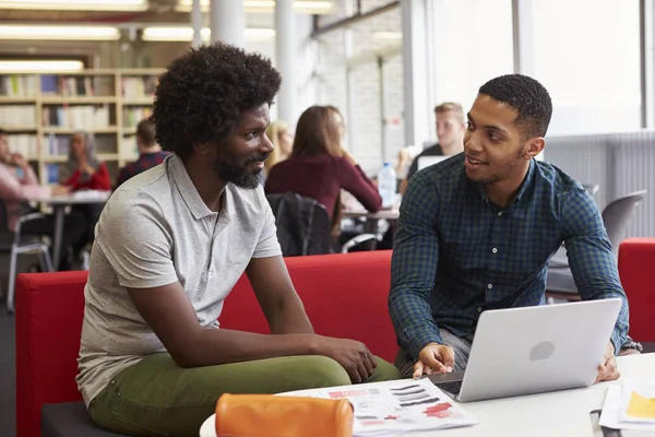 Student arbeitet mit Tutor — Stockfoto