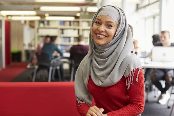 Studente donna che lavora in biblioteca — Foto Stock