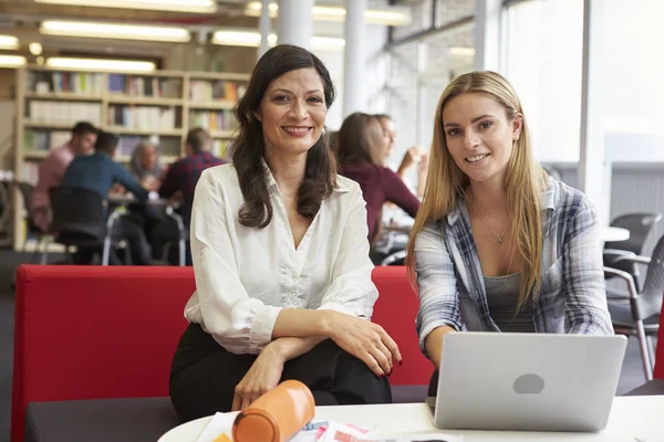 Vrouwelijke Student werkt met Tutor — Stockfoto