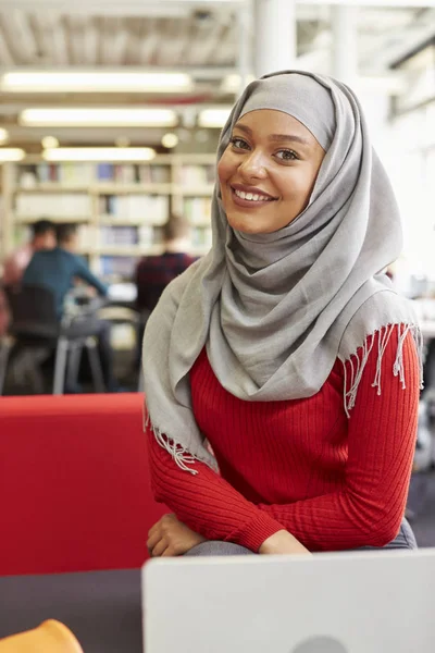 Studente donna che lavora in biblioteca — Foto Stock