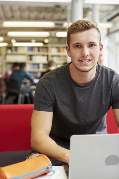 Manlig Student arbetar i biblioteket — Stockfoto