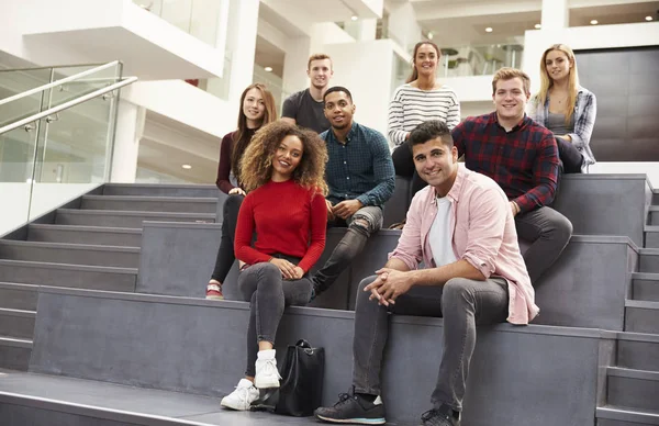 Skupina studentů na kroky kampusu — Stock fotografie