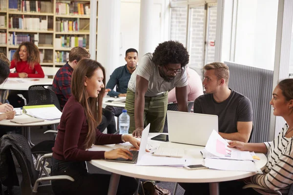 Estudantes e Tutor Ocupado na Biblioteca — Fotografia de Stock