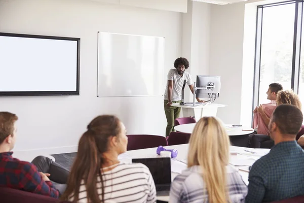 Studerande i föreläsningen på Campus — Stockfoto