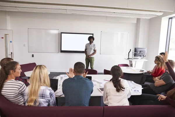 Étudiants assistant à une conférence sur le campus — Photo