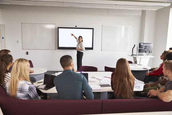 Studenten die een lezing over de Campus — Stockfoto