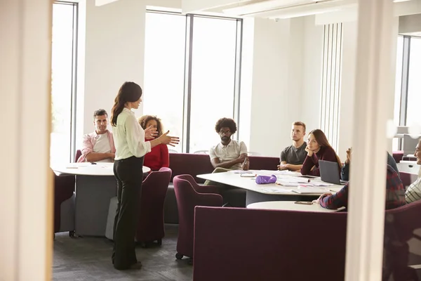 Étudiants assistant à une conférence sur le campus — Photo