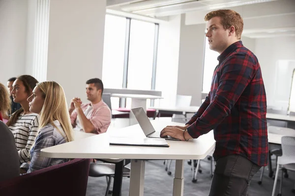 Étudiants assistant à une conférence sur le campus — Photo