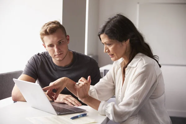 Estudiante masculino trabajando con tutor — Foto de Stock