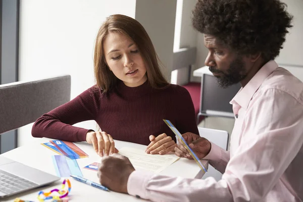 Tutor hilft Studenten bei Legasthenie — Stockfoto