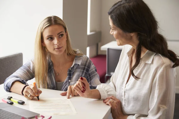 Tuteur aider l'étudiant avec la dyslexie — Photo