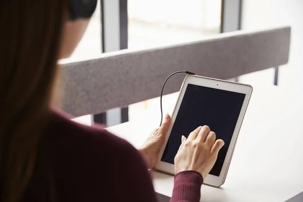 Vrouwelijke student met digitale tablet — Stockfoto