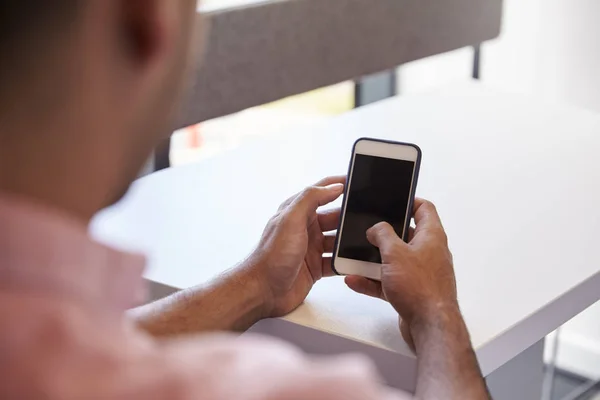 Estudiante masculino usando teléfono móvil — Foto de Stock