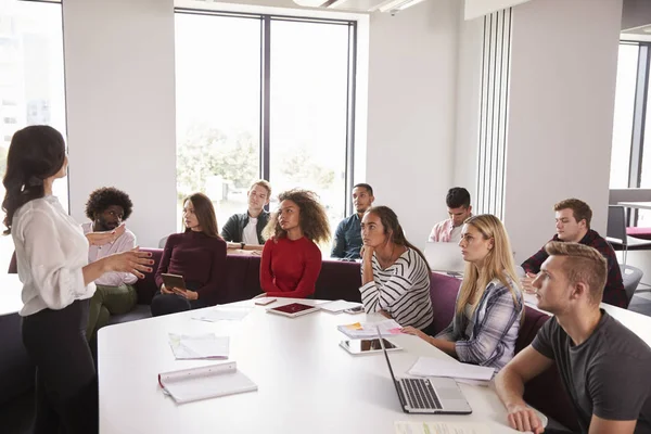 Étudiants assistant à une conférence sur le campus — Photo