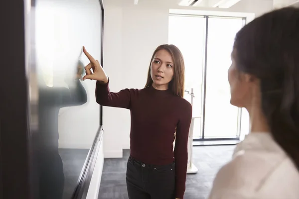 Student och handledare diskutera projekt — Stockfoto