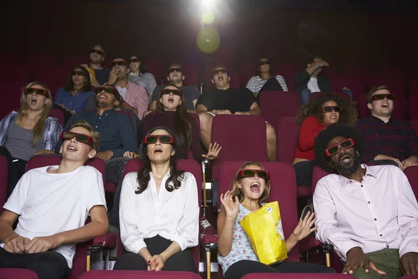 Publiczność w kinie oglądając Film grozy — Zdjęcie stockowe