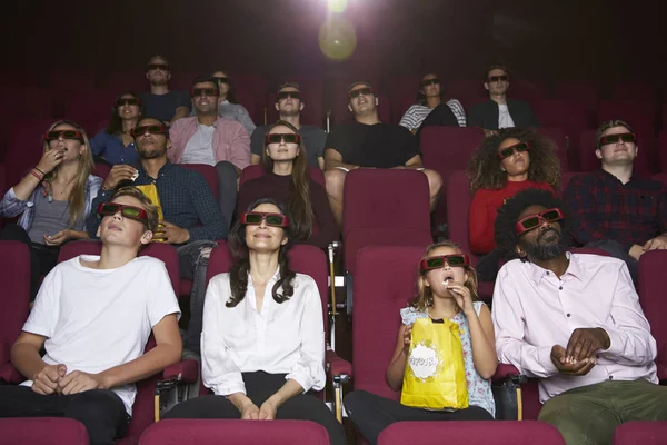 Audiência no cinema assistindo filme — Fotografia de Stock