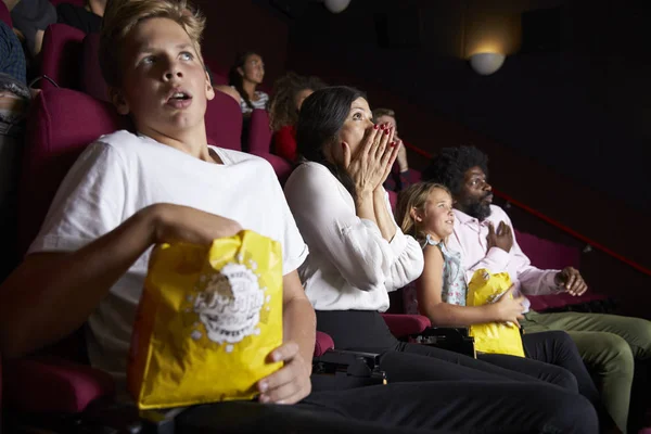 Pubblico nel cinema guardando film horror — Foto Stock