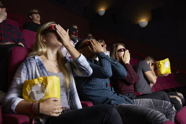 Pareja en cine viendo película — Foto de Stock